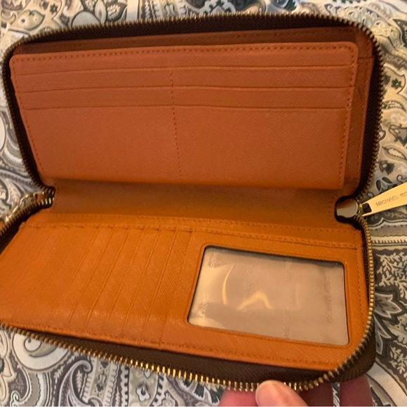 Michael Kors wristlet. - Picture 4 of 5